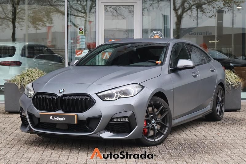 Grijs (mat) Gebruikt 2023 BMW 218 M Sport Coupé | € 29.700 (Eerlijke prijs) - Afbeelding 1/4
