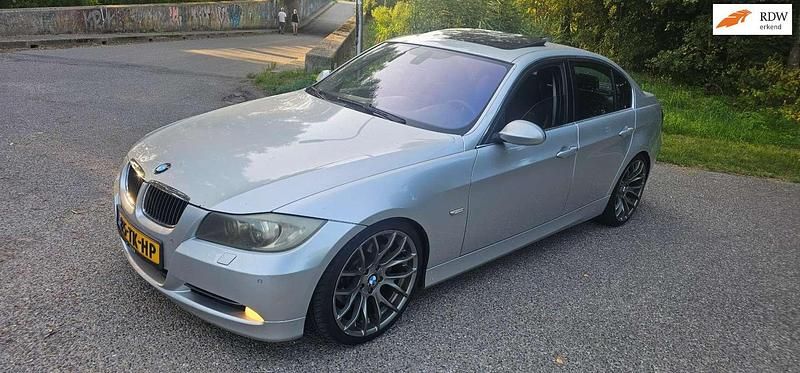 Grijs, metallic lak Gebruikt 2005 BMW 330 Executive Sedan | € 4.950 (Eerlijke prijs) - Afbeelding 1/4