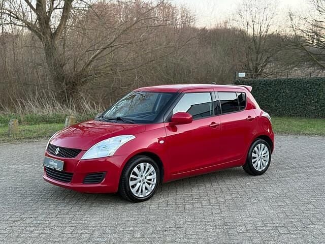 Rood Occasion 2013 Suzuki Swift Exclusive Hatchback | € 6.999 (Eerlijke prijs) - Afbeelding 1/4