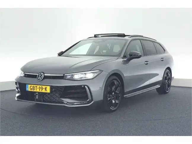 Grijs, metallic lak Nieuw 2024 VW Passat Business Stationwagen | € 52.949 - Afbeelding 1/4