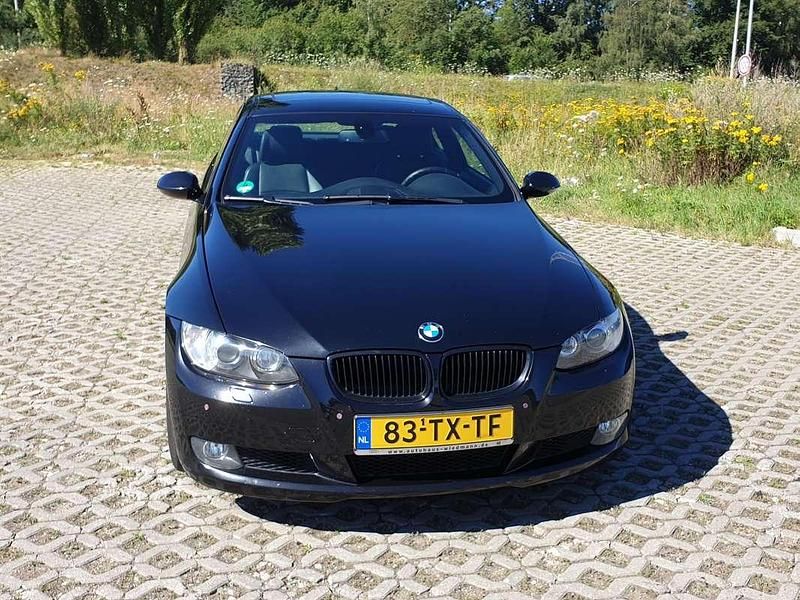 Zwart Gebruikt 2007 BMW 330 Executive Coupé | € 9.000 (Eerlijke prijs) - Afbeelding 1/4