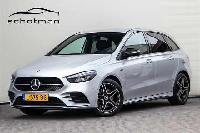 Grijs Occasion 2020 Mercedes B250 AMG MPV | € 27.500 (Eerlijke prijs) - Afbeelding 1/4
