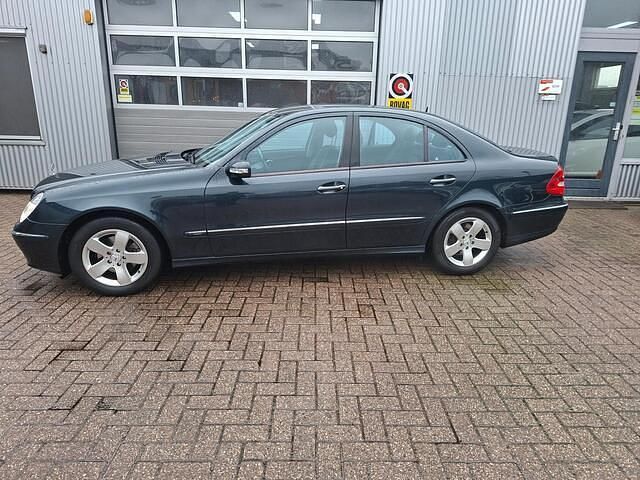 Zwart Occasion 2002 Mercedes E240 Avantgarde Sedan | € 5.500 (Eerlijke prijs) - Afbeelding 1/4