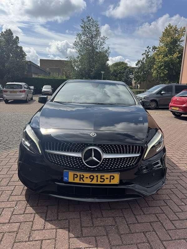 Zwart Gebruikt 2017 Mercedes A180 Business Stationwagen | € 16.500 (Duur) - Afbeelding 1/4