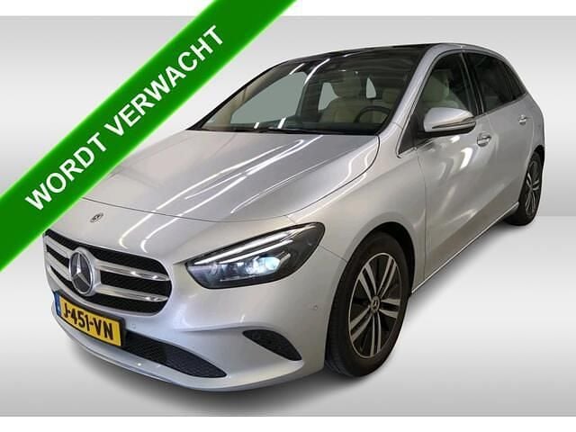 Grijs Gebruikt 2020 Mercedes 180 Business Sedan | € 23.990 (Eerlijke prijs) - Afbeelding 1/4