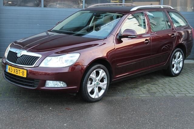 Rood Gebruikt 2012 Skoda Octavia Elegance Stationwagen | € 6.999 (Goede deal) - Afbeelding 1/4
