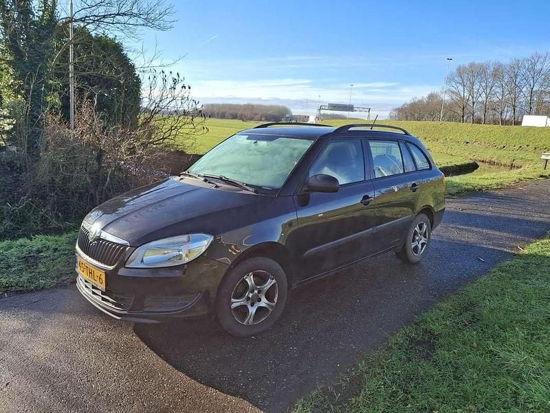 Zwart Occasion 2012 Skoda Fabia Fresh Stationwagen | € 1.750 (Super prijs) - Afbeelding 1/4