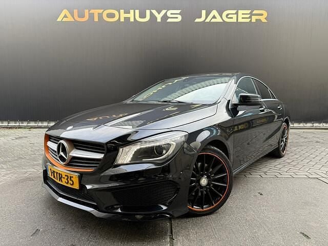 Zwart (metallic) Gebruikt 2013 Mercedes CLA200 Ambition Sedan | € 9.950 (Super prijs) - Afbeelding 1/4