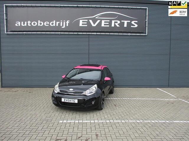 Zwart Occasion 2013 Kia Rio Hatchback | € 8.250 (Iets duurder) - Afbeelding 1/4