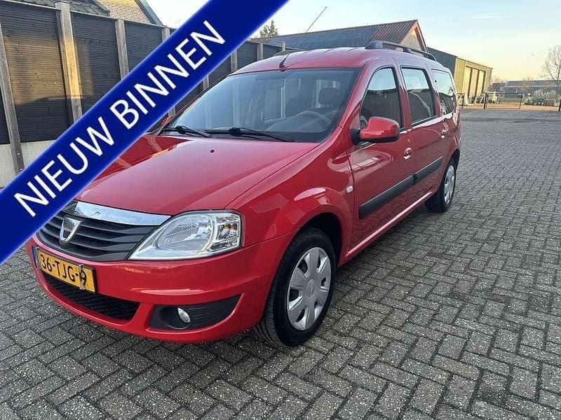 Rood Occasion 2012 Dacia Logan MCV Lauréate MPV | € 3.950 (Goede deal) - Afbeelding 1/4