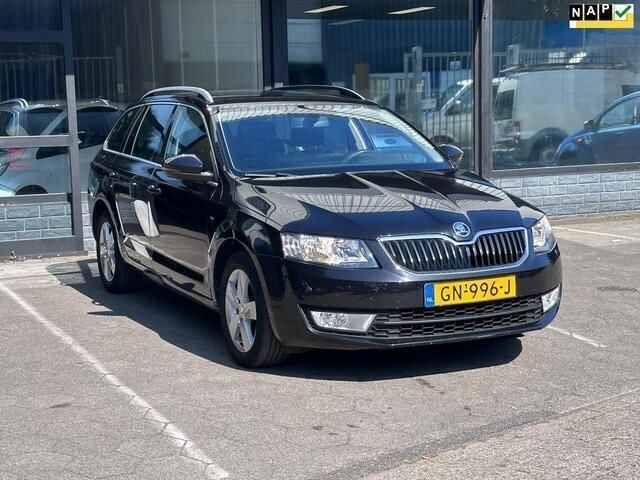 Zwart Gebruikt 2015 Skoda Octavia Ambition Stationwagen | € 6.450 (Goede deal) - Afbeelding 1/4