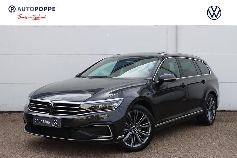 Grijs Gebruikt 2023 VW Passat Business Stationwagen | € 34.750 (Duur) - Afbeelding 1/4
