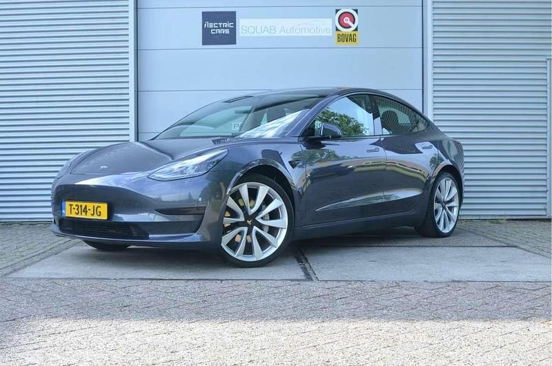 Grijs Gebruikt 2023 Tesla Model 3 Standard Range Sedan | € 30.999 (Eerlijke prijs) - Afbeelding 1/4