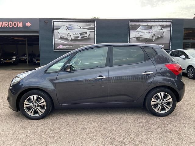 Grijs, metallic lak Gebruikt 2017 Kia Venga 2 Hatchback | € 13.995 (Goede deal) - Afbeelding 1/4