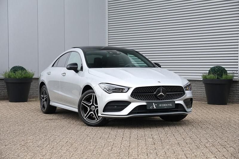 Grijs Gebruikt 2023 Mercedes CLA250e AMG Sedan | € 38.890 (Eerlijke prijs) - Afbeelding 1/4