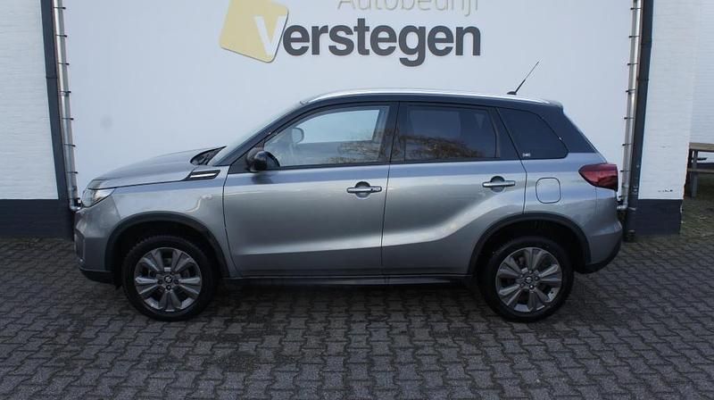 Grijs Occasion 2021 Suzuki Vitara SUV | € 21.750 (Eerlijke prijs) - Afbeelding 1/4