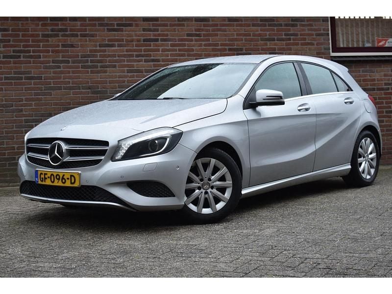 Grijs Gebruikt 2015 Mercedes A180 Edition Hatchback | € 9.949 (Goede deal) - Afbeelding 1/4