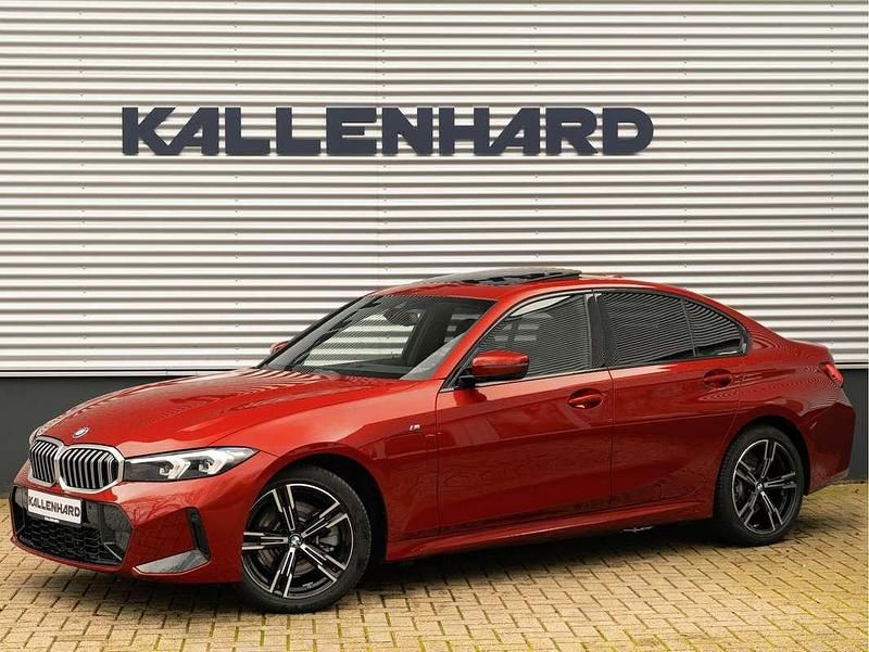Rood Gebruikt 2025 BMW 330e M Sport Sedan | € 51.875 (Eerlijke prijs) - Afbeelding 1/4