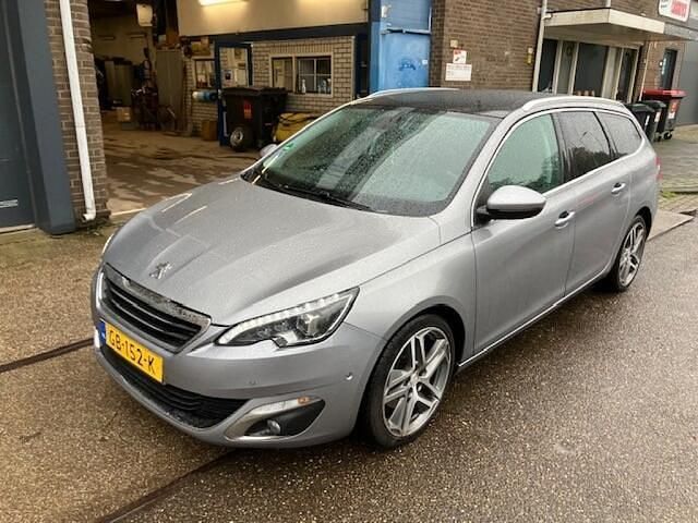 Grijs Gebruikt 2015 Peugeot 308 Allure Stationwagen | € 6.950 (Eerlijke prijs) - Afbeelding 1/4