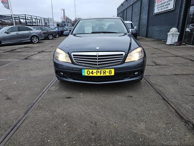 Grijs Gebruikt 2011 Mercedes C180 Business Sedan | € 7.499 (Eerlijke prijs) - Afbeelding 1/4
