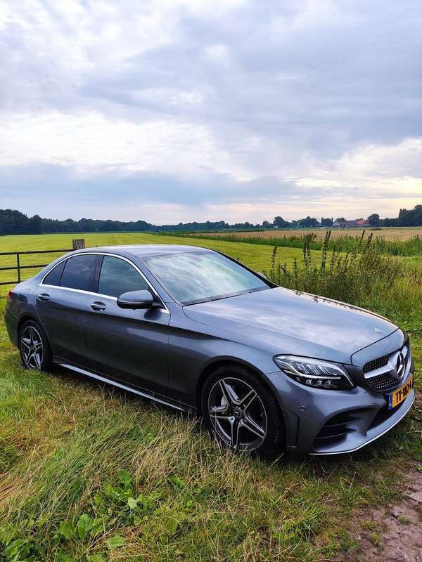 Grijs Gebruikt 2018 Mercedes C180 AMG Sedan | € 24.500 (Eerlijke prijs) - Afbeelding 1/4