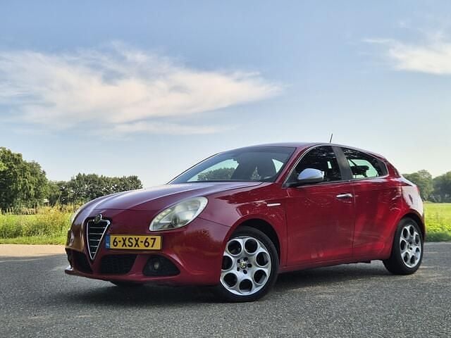 Rood Gebruikt 2010 Alfa Romeo Giulietta Distinctive Hatchback | € 2.699 (Iets duurder) - Afbeelding 1/4