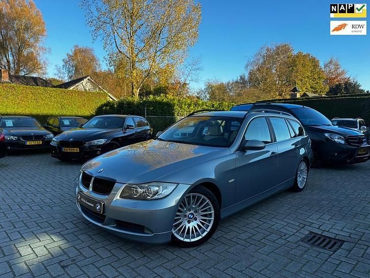 Grijs, metallic lak Gebruikt 2007 BMW 325 Stationwagen | € 3.950 (Super prijs) - Afbeelding 1/4