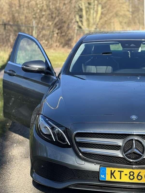 Grijs Gebruikt 2016 Mercedes E350 Sedan | € 25.000 (Iets duurder) - Afbeelding 1/4