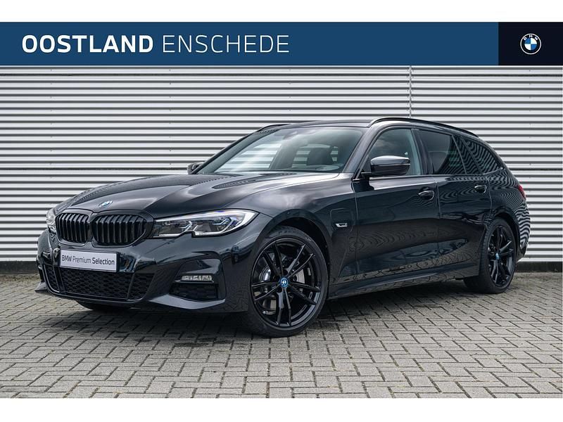 Zwart Gebruikt 2022 BMW 330e Executive Stationwagen | € 37.650 (Eerlijke prijs) - Afbeelding 1/4