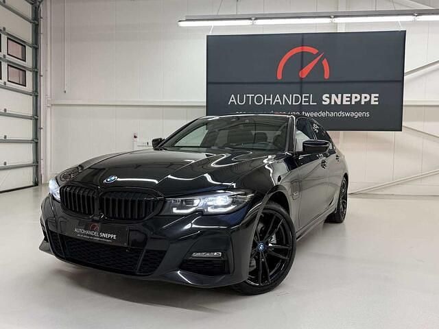 Zwart Occasion 2022 BMW 320 Shadowline Sedan | € 28.995 (Eerlijke prijs) - Afbeelding 1/4