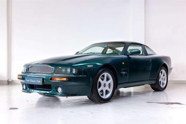 Groen, metallic lak Gebruikt 1999 Aston Martin V8 Coupé | € 129.500 - Afbeelding 1/4