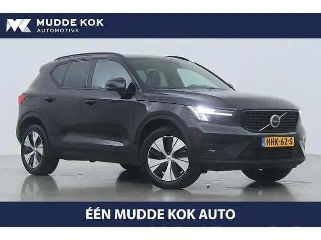 Zwart Gebruikt 2023 Volvo XC40 Plus SUV | € 40.700 (Eerlijke prijs) - Afbeelding 1/4