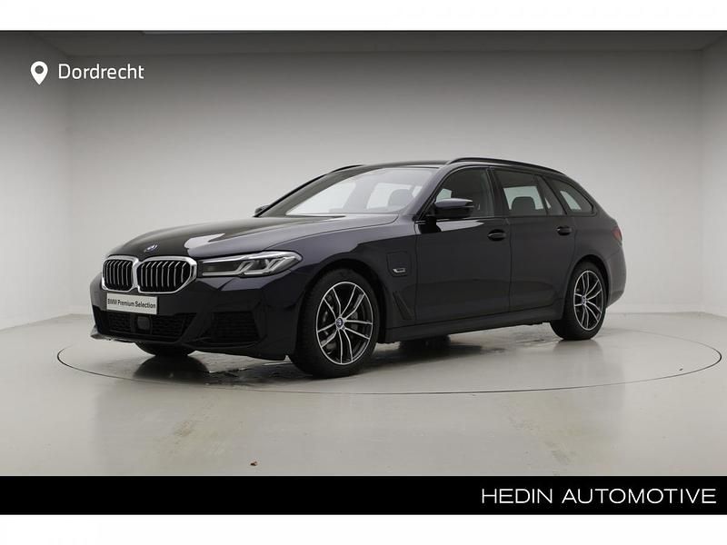 Carbonschwarz (zwart metallic) Gebruikt 2023 BMW 530e Comfort Edition Stationwagen | € 49.895 (Eerlijke prijs) - Afbeelding 1/3