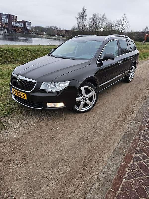 Bruin Occasion 2012 Skoda Superb Stationwagen | € 5.500 (Eerlijke prijs) - Afbeelding 1/4