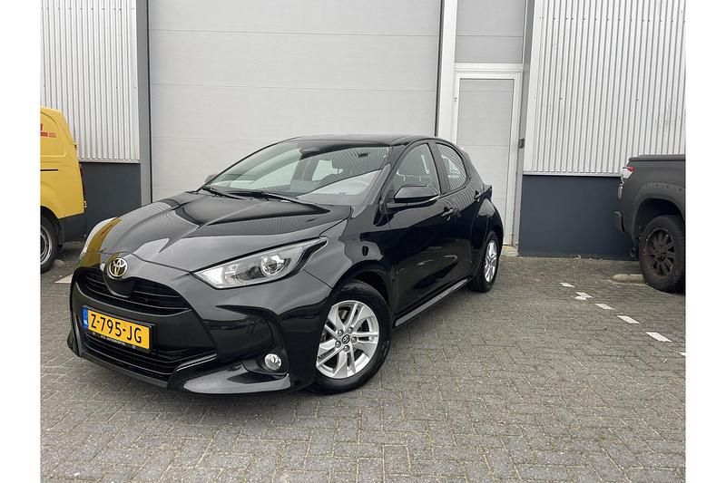 Zwart Gebruikt 2024 Toyota Yaris Hybrid Active Hatchback | € 24.248 (Eerlijke prijs) - Afbeelding 1/1