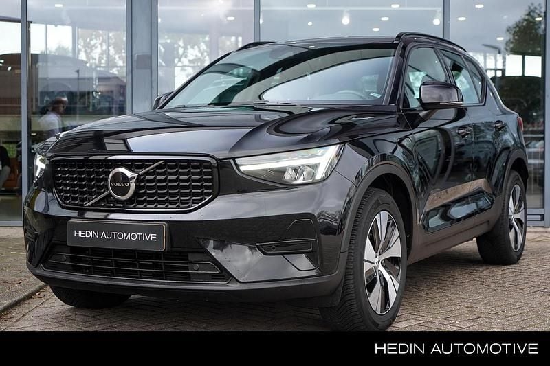 Zwart Gebruikt 2022 Volvo XC40 Plus SUV | € 32.995 (Eerlijke prijs) - Afbeelding 1/4