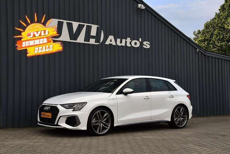 Wit Gebruikt 2022 Audi A3 Sportback S-Line Hatchback | € 26.850 - Afbeelding 1/4