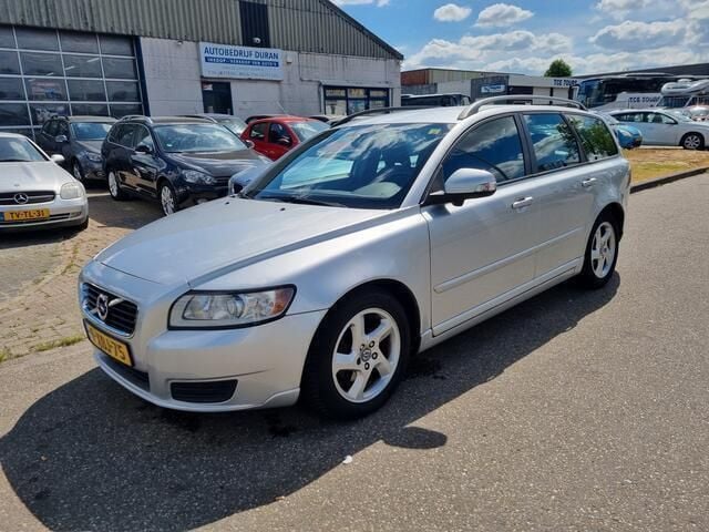 Grijs, metallic lak Gebruikt 2011 Volvo V50 Momentum Stationwagen | € 2.250 (Eerlijke prijs) - Afbeelding 1/4