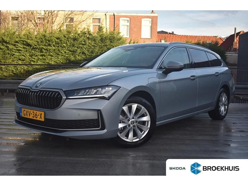 Grijs Gebruikt 2025 Skoda Superb Business Line Stationwagen | € 39.895 - Afbeelding 1/4