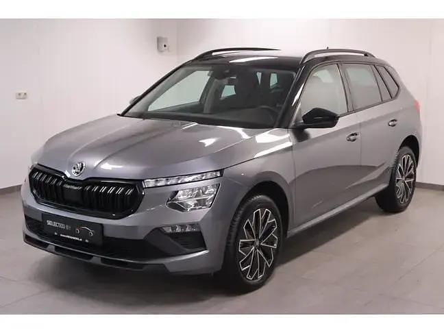 Grijs (metallic) Gebruikt 2025 Skoda Kamiq Sport SUV | € 29.887 (Iets duurder) - Afbeelding 1/4