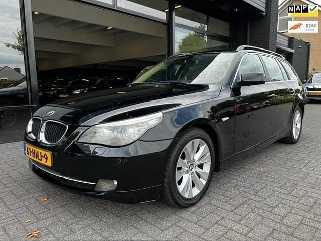Zwart Gebruikt 2009 BMW 520 Stationwagen | € 3.750 (Eerlijke prijs) - Afbeelding 1/4