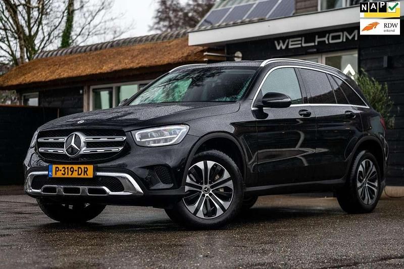 Zwart (metallic) Gebruikt 2022 Mercedes GLC300e Business SUV | € 41.750 (Goede deal) - Afbeelding 1/4