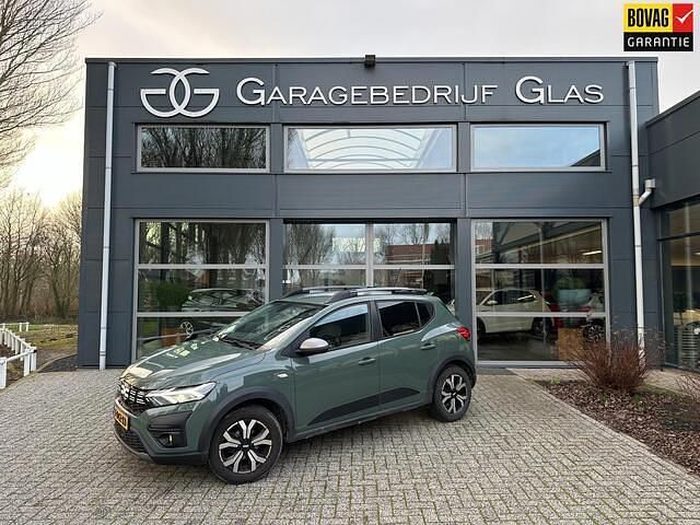 Grijs Occasion 2023 Dacia Sandero Expression Hatchback | € 16.950 (Eerlijke prijs) - Afbeelding 1/4
