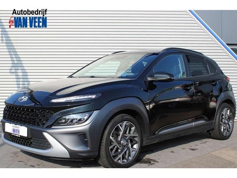 Phantom black (zwart metallic) Gebruikt 2022 Hyundai Kona SUV | € 21.945 (Eerlijke prijs) - Afbeelding 1/4