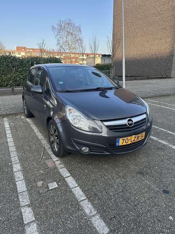 Grijs Gebruikt 2010 Opel Corsa Edition MPV | € 1.900 (Goede deal) - Afbeelding 1/4