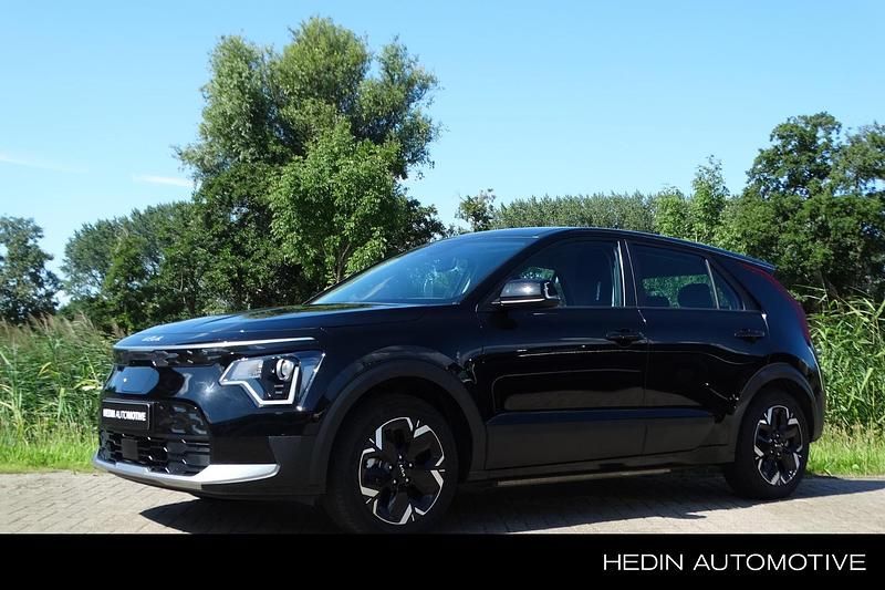 Zwart, metallic lak Gebruikt 2024 Kia e-Niro Light SUV | € 29.945 (Goede deal) - Afbeelding 1/4