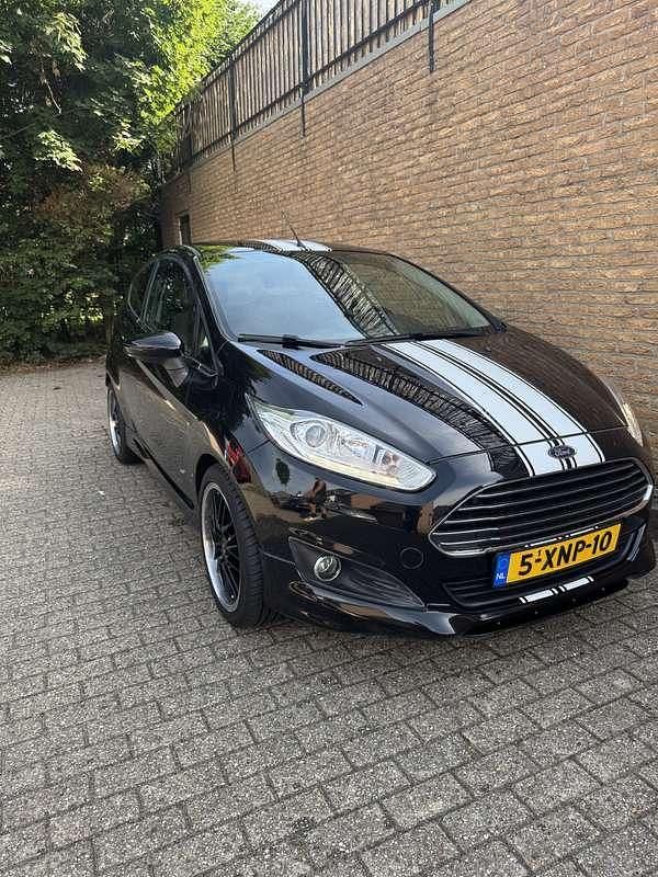 Zwart Occasion 2014 Ford Fiesta Titanium Hatchback | € 6.200 (Goede deal) - Afbeelding 1/4