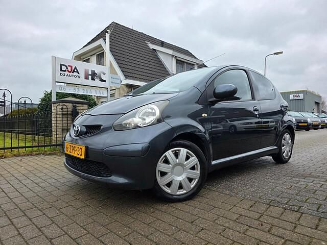 Grijs (metallic) Occasion 2005 Toyota Aygo Hatchback | € 1.950 (Eerlijke prijs) - Afbeelding 1/4
