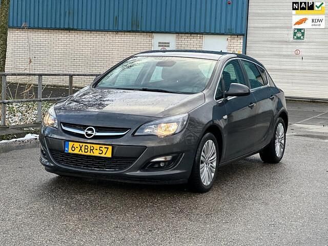 Grijs Occasion 2014 Opel Astra Design Edition Hatchback | € 6.490 (Eerlijke prijs) - Afbeelding 1/4