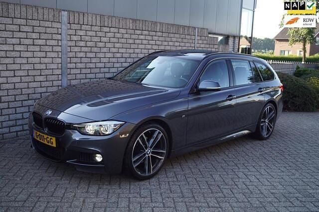 Grijs, metallic lak Gebruikt 2019 BMW 318 M Sport Stationwagen | € 17.450 (Eerlijke prijs) - Afbeelding 1/4